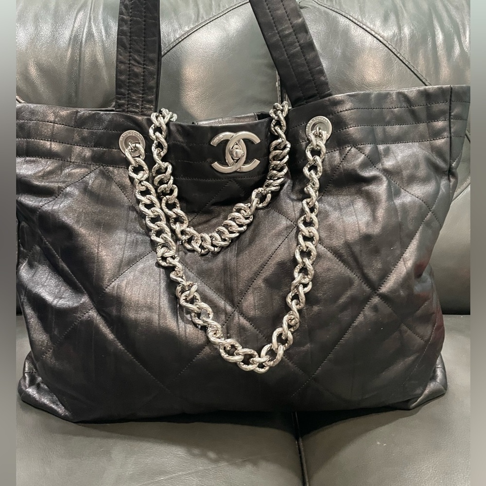 Chanel Ground Control Tote Ouilted
Iridescent Calfskin Large black